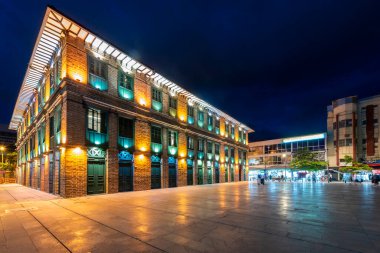 Carre binası ve gece mavi gökyüzü. Medelln, Antioquia, Kolombiya.
