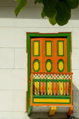 Şehirdeki koloni mimarisi ve cephesi. Salgar, Antioquia, Kolombiya.