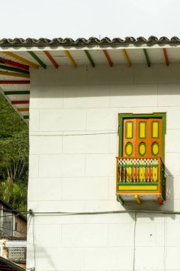 Şehirdeki koloni mimarisi ve cephesi. Salgar, Antioquia, Kolombiya.