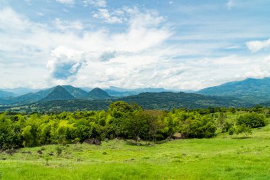 Güzel doğal uçurumların manzarası, La Pintada, Antioquia, Kolombiya