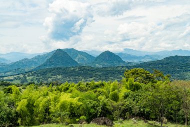 Güzel doğal uçurumların manzarası, La Pintada, Antioquia, Kolombiya