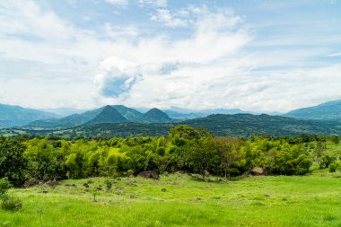 Güzel doğal uçurumların manzarası, La Pintada, Antioquia, Kolombiya