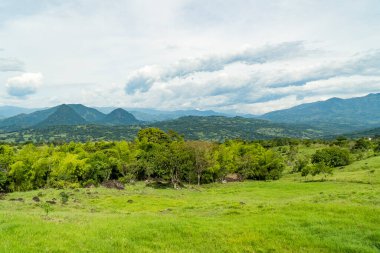 Güzel doğal uçurumların manzarası, La Pintada, Antioquia, Kolombiya