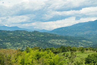 Güzel doğal uçurumların manzarası, La Pintada, Antioquia, Kolombiya