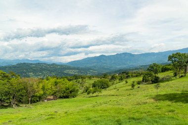 Güzel doğal uçurumların manzarası, La Pintada, Antioquia, Kolombiya