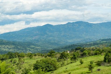 Güzel doğal uçurumların manzarası, La Pintada, Antioquia, Kolombiya