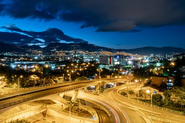 Medellin Antioquia Kolumbia Czerwiec 2019 Most Aguacatala Nocy Długą Ekspozycją — Zdjęcie stockowe