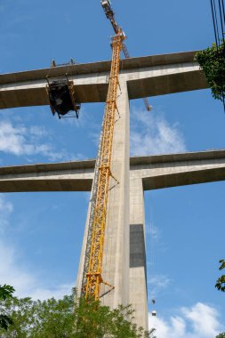 Antioquia 'nın güneybatısında mavi gökyüzü ve ağaçlarla dolu bir köprü.. 