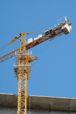 Antioquia 'nın güneybatısında mavi gökyüzü ve ağaçlarla dolu bir köprü.. 