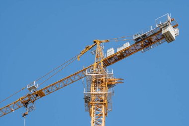 Antioquia 'nın güneybatısında mavi gökyüzü ve ağaçlarla dolu bir köprü.. 