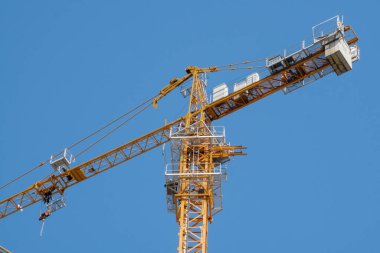 Antioquia 'nın güneybatısında mavi gökyüzü ve ağaçlarla dolu bir köprü.. 