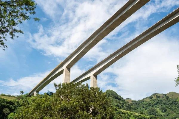 Мост Юго Западе Антиокии Голубым Небом Деревьями Колумбия — стоковое фото