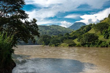 Kolombiya 'daki Cauca nehri ve gökyüzü manzarası.