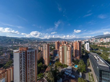 Medellin, Antioquia, Kolombiya. 13 Aralık 2020: New York otelinden Poblado manzaralı panoramik manzara.