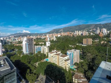 Medellin, Antioquia, Kolombiya. 13 Aralık 2020: New York otelinden Poblado manzaralı panoramik manzara.