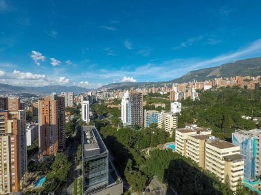 Medellin, Antioquia, Kolombiya. 13 Aralık 2020: New York otelinden Poblado manzaralı panoramik manzara.