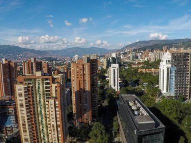 Medellin, Antioquia, Kolombiya. 13 Aralık 2020: New York otelinden Poblado manzaralı panoramik manzara.