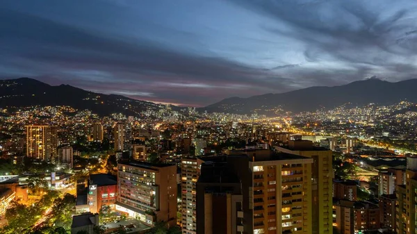 Medellin, Antioquia, Kolombiya. 21 Aralık 2020: El Poblado 'daki binalarla gece kent manzarası.