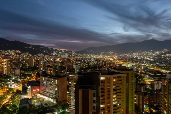 Medellin, Antioquia, Kolombiya. 21 Aralık 2020: El Poblado 'daki binalarla gece kent manzarası.