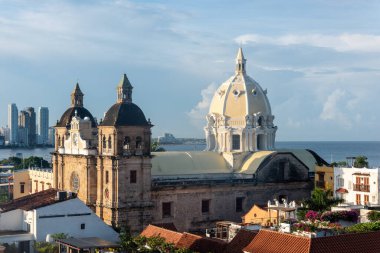 Cartagena, Bolivar, Kolombiya. 3 Kasım 2021: Şehir manzaralı ve mavi gökyüzü manzaralı panoramik manzara.