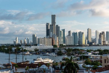 Cartagena, Bolivar, Kolombiya. 3 Kasım 2021: Bocagrande 'de mavi gökyüzü ile panoramik manzara.