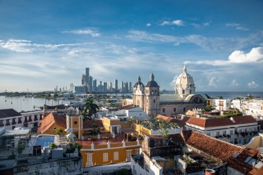 Cartagena, Bolivar, Kolombiya. 3 Kasım 2021: Şehir manzaralı ve mavi gökyüzü manzaralı panoramik manzara.
