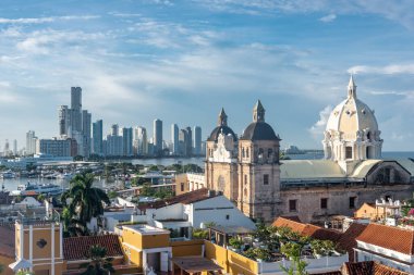 Cartagena, Bolivar, Kolombiya. 3 Kasım 2021: Şehir manzaralı ve mavi gökyüzü manzaralı panoramik manzara.