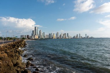 Cartagena, Bolivar, Kolombiya. 3 Kasım 2021: Bocagrande 'de mavi gökyüzü ile panoramik manzara.