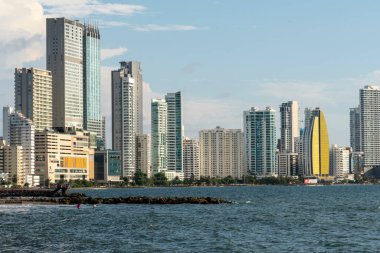 Cartagena, Bolivar, Kolombiya. 3 Kasım 2021: Bocagrande 'de mavi gökyüzü ile panoramik manzara.