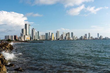 Cartagena, Bolivar, Kolombiya. 3 Kasım 2021: Bocagrande 'de mavi gökyüzü ile panoramik manzara.