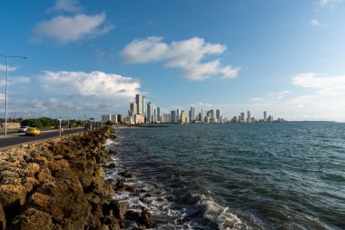 Cartagena, Bolivar, Kolombiya. 3 Kasım 2021: Bocagrande 'de mavi gökyüzü ile panoramik manzara.