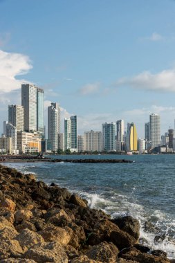 Cartagena, Bolivar, Kolombiya. 3 Kasım 2021: Bocagrande 'de mavi gökyüzü ile panoramik manzara.