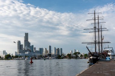 Cartagena, Bolivar, Kolombiya. 3 Kasım 2021: Bocagrande 'de mavi gökyüzü ile panoramik manzara.