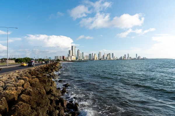 Cartagena, Bolivar, Kolombiya. 3 Kasım 2021: Bocagrande 'de mavi gökyüzü ile panoramik manzara.