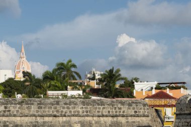 San Felipe kale duvarı ve Santa Catalina kilisesinin arkası..