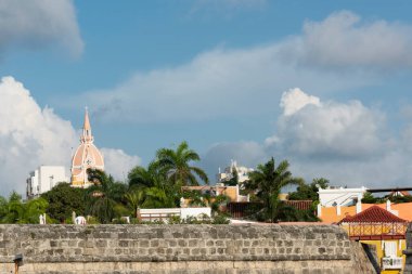 San Felipe kale duvarı ve Santa Catalina kilisesinin arkası..