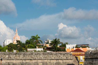 San Felipe kale duvarı ve Santa Catalina kilisesinin arkası..