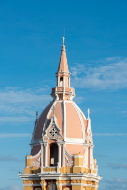 Mavi gökyüzü olan Santa Catalina kilisesinin kulesi ve kubbesi. Cartagena, Bolivar, Kolombiya.