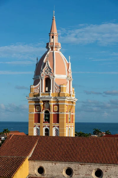 Mavi Gökyüzü Olan Santa Catalina Kilisesinin Kulesi Kubbesi Cartagena Bolivar — Stok fotoğraf