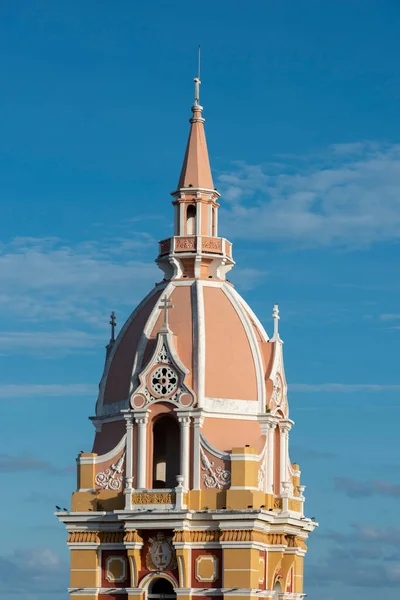 青い空を持つサンタカタリナ教会の塔とドーム コロンビアのボリバル州カルタヘナ — ストック写真