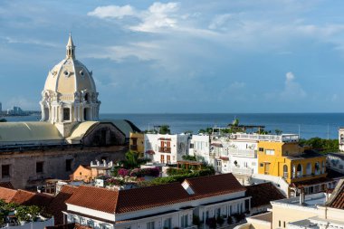 Cartagena, Bolivar, Kolombiya. 3 Kasım 2021: San Pedro de Claver Sığınak Kubbesi ve mavi gökyüzü.