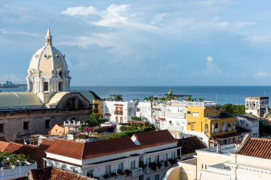 Cartagena, Bolivar, Kolombiya. 3 Kasım 2021: San Pedro de Claver Sığınak Kubbesi ve mavi gökyüzü.