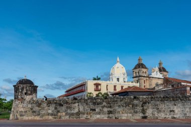 Cartagena, Bolivar, Kolombiya. 3 Kasım 2021: San Pedro de Claver Kilisesi 'nin mimarisi.