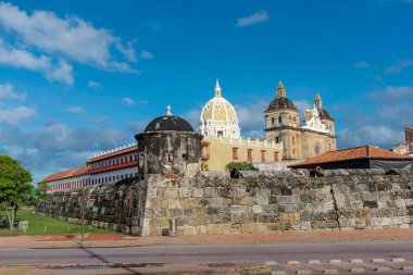 Cartagena, Bolivar, Kolombiya. 3 Kasım 2021: San Pedro de Claver Kilisesi 'nin mimarisi.