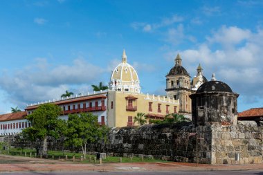 Cartagena, Bolivar, Kolombiya. 3 Kasım 2021: San Pedro de Claver Kilisesi 'nin mimarisi.