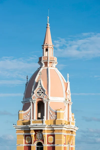 青い空を持つサンタカタリナ教会の塔とドーム コロンビアのボリバル州カルタヘナ — ストック写真