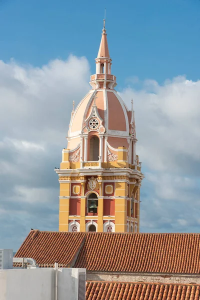 コロンビアのボリバル州カルタヘナ 2021年 2021年 11月3日 前景のサンタカタリナ教会の塔と青空 — ストック写真