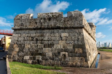 San Felipe Kalesi duvarı ve arka planda Bocagrande manzarası. Cartagena, Bolivar, Kolombiya.