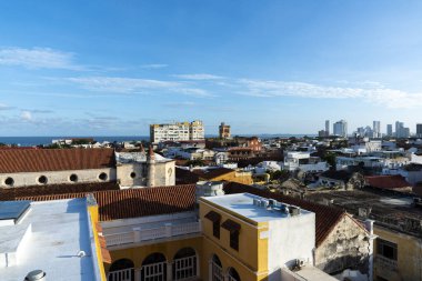 Duvarlarla çevrili şehir ve mavi gökyüzünün panoramik manzarası. Cartagena, Bolvar, Kolombiya.