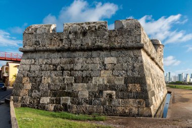 San Felipe Kalesi duvarı ve arka planda Bocagrande manzarası. Cartagena, Bolivar, Kolombiya.